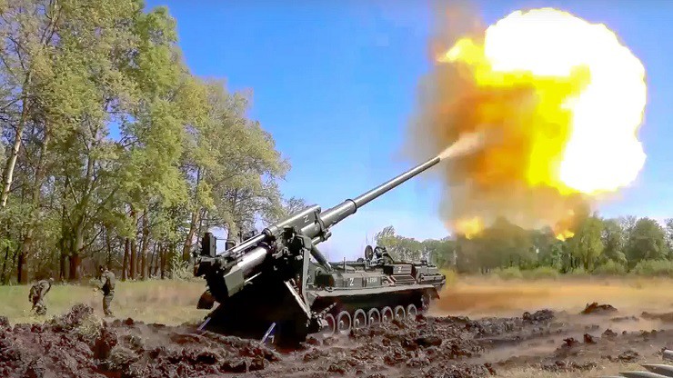 Pháo tự hành hạng nặng 2S7 Pion của Nga nã hỏa lực ở Ukraine.