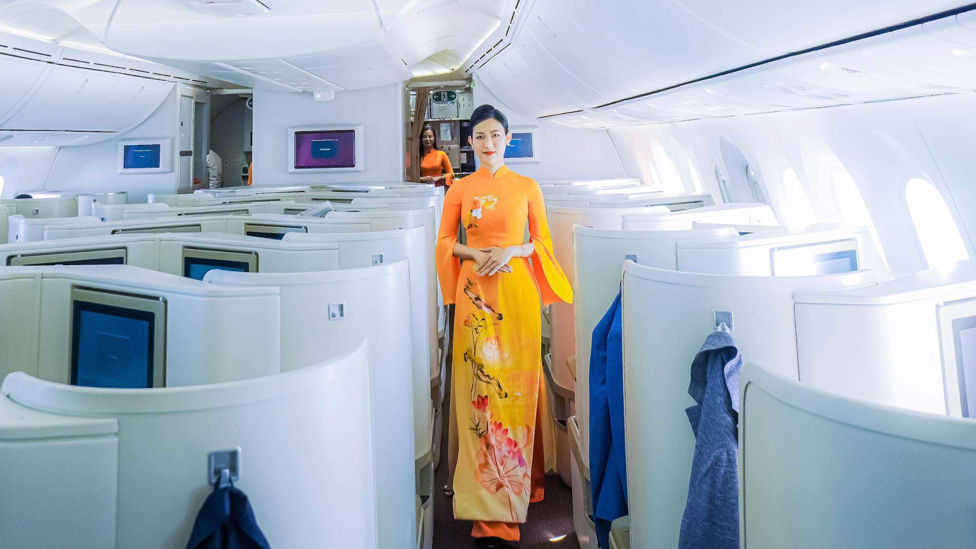 Dàn tiếp viên hàng không xinh như hoa, diễn thời trang trên độ cao hơn 10.000m - 4