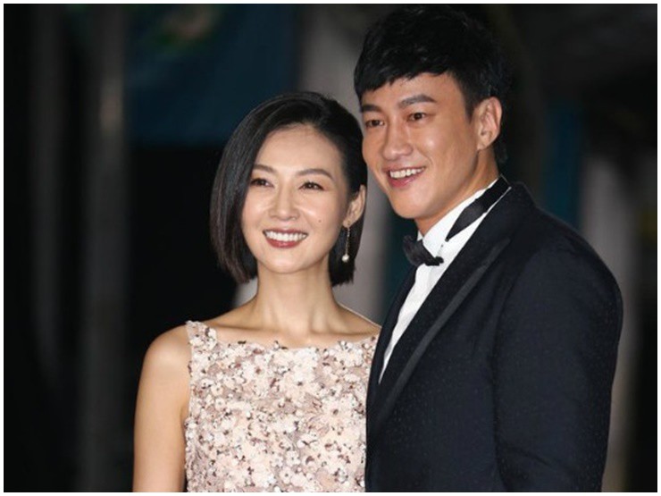 Anh có cuộc hôn nhân yên bình với người vợ xinh đẹp.