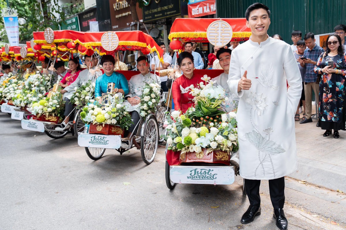 Sáng 11/11, Đoàn Văn Hậu dẫn đầu đoàn nhà trai di chuyển bằng xích lô sang nhà gái.