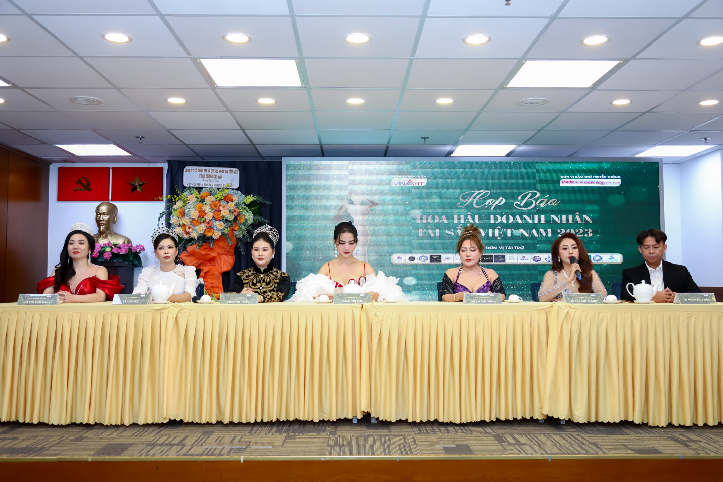 Ban tổ chức cùng dàn giám khảo quyền lực trả lời phỏng vấn từ báo chí