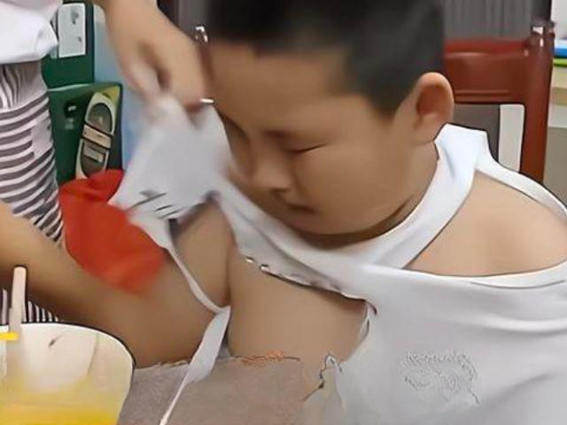 Giáo dục - du học - Thấy con trai đi học về quần áo rách tả tơi, biết được nguyên nhân bố mẹ "cười chảy nước mắt"