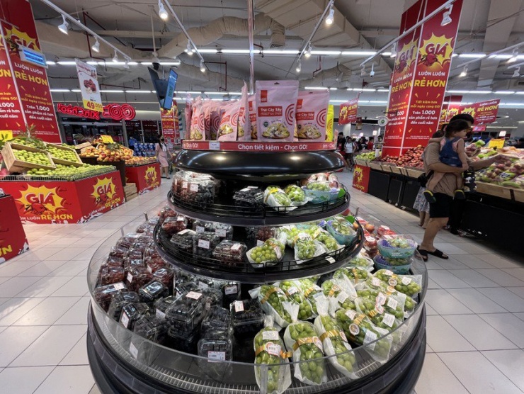 Các loại nho Trung Quốc được bày bán nhiều ở siêu thị. ẢNH: TÚ UYÊN