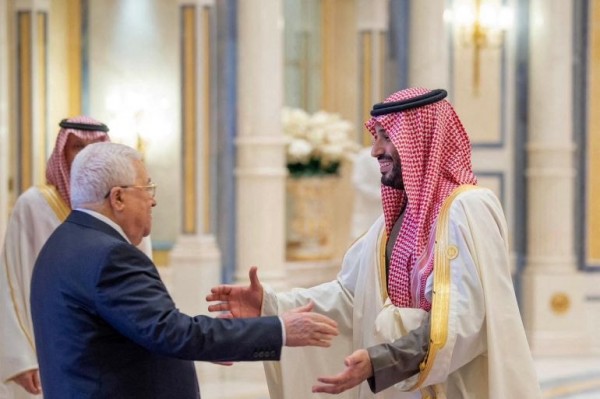 Thái tử Arab &nbsp;Mohammed bin Salman (phải) chào đón Tổng thống Palestine tại sự kiện. Ảnh AP.&nbsp;