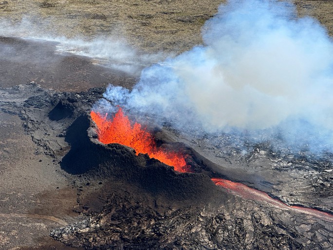 Dung nham phun trào từ một núi lửa trên bán đảo Reykjanes - Iceland vào tháng 7 vừa qua. Ảnh: REUTERS