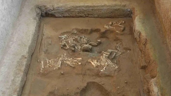 Tàn tích của cỗ xe cừu kéo trong "ngôi mộ phía Tây" thuộc quần thể lăng mộ Tần Thủy Hoàng - Ảnh: Dayoo News