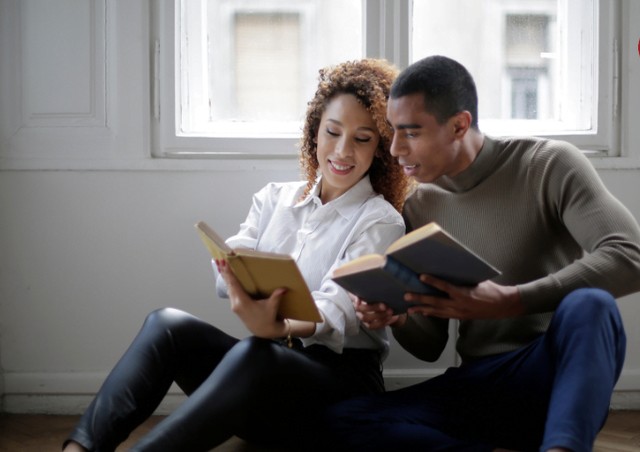 Đôi khi, sự khác biệt tuổi tác giữa hai người yêu nhau không tạo nên rắc rối. Ảnh minh hoạ