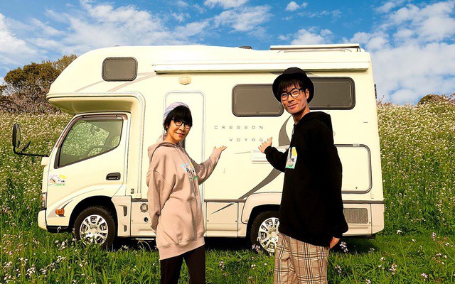 Con gái của Aki, cũng tán thành mẹ đón nhận tình yêu thương của người đàn ông kém 25 tuổi.