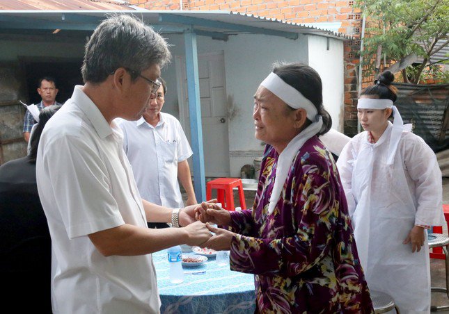 Ông Nguyễn Minh, Phó Chủ tịch UBND tỉnh Bình Thuận (bìa trái) thăm hỏi, động viên gia đình các nạn nhân. Ảnh: Báo Bình Thuận.