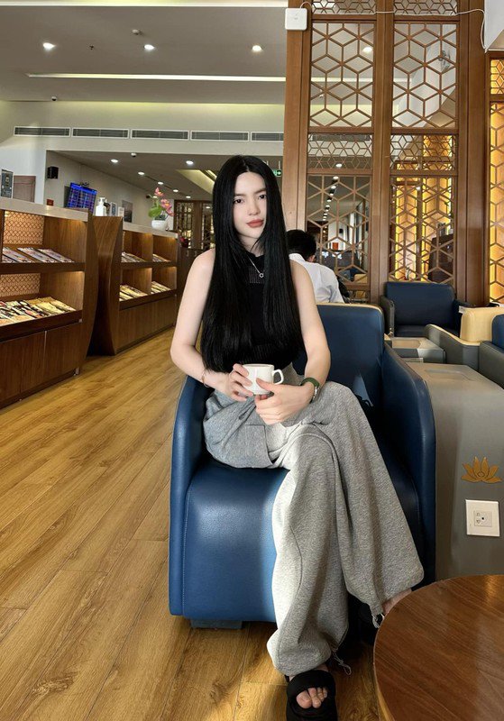 Đi ăn cưới Đoàn Văn Hậu, bạn gái Quang Hải có "giao diện" lạ - 10