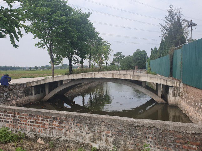Xây dựng cầu qua kênh nước dẫn vào khu nhà