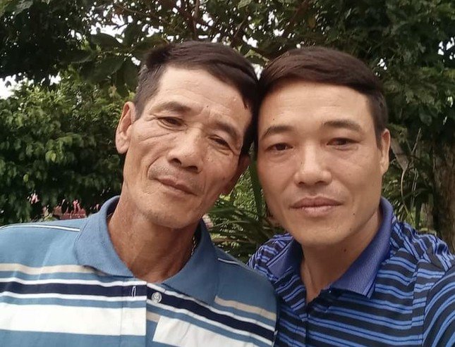 Ông Phong (trái) chụp ảnh với người thân khi được gia đình đón về quê