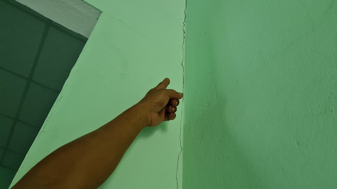 “Rung lắc mạnh đến mức lọ hoa trên bàn thờ nhà dân rớt vỡ, ly chén trên bàn lắc lư. Hôm sau kiểm tra lại thì có đến hơn 7 nhà trong khu vực bị nứt nhà”, ông Quảng nói