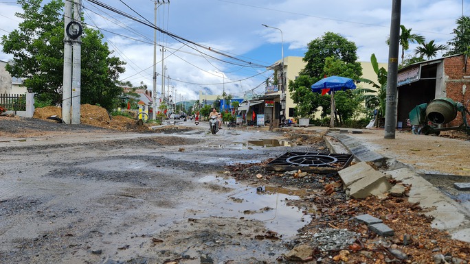 Ngày 12-11, tuyến ĐT 601 đoạn qua tổ 3 thôn Hưởng Phước (xã Hòa Liên, huyện Hòa Vang, Đà Nẵng) đang phải tạm dừng hạng mục lu lèn nền đường vì bị người dân phản đối
