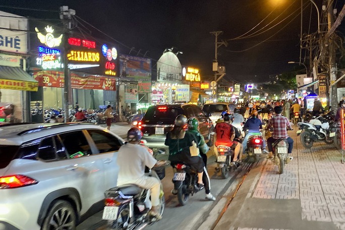 Đường Nguyễn Văn Tăng kẹt xe nhiều giờ đồng hồ.