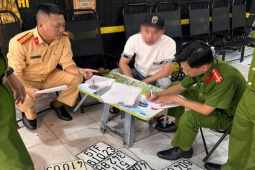 Pháp luật - Công an TP.HCM kiểm tra hàng chục tiệm làm biển số xe, thu nhiều biển số đẹp