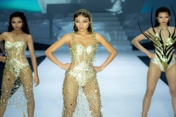 Thời trang - Mỹ nhân Ninh Bình diện "váy đúc dáng" khoe chân thẳng tắp, đường cong quyến rũ