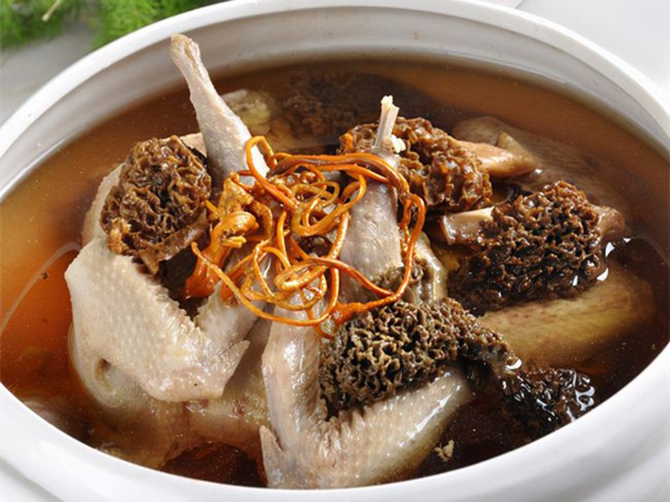 Để thu hoạch được nấm bụng dê, người ta phải dậy từ lúc tờ mờ sáng và dành cả ngày trời lang thang trong rừng chỉ để hái vài cây nấm quý hiếm
