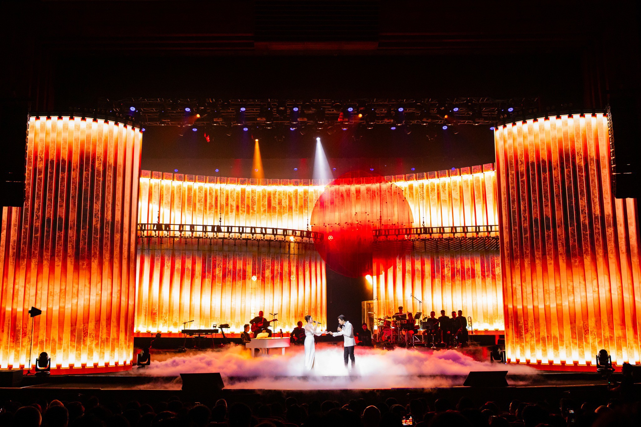 Những sân khấu được thiết kế với màn hình LED hoành tráng.
