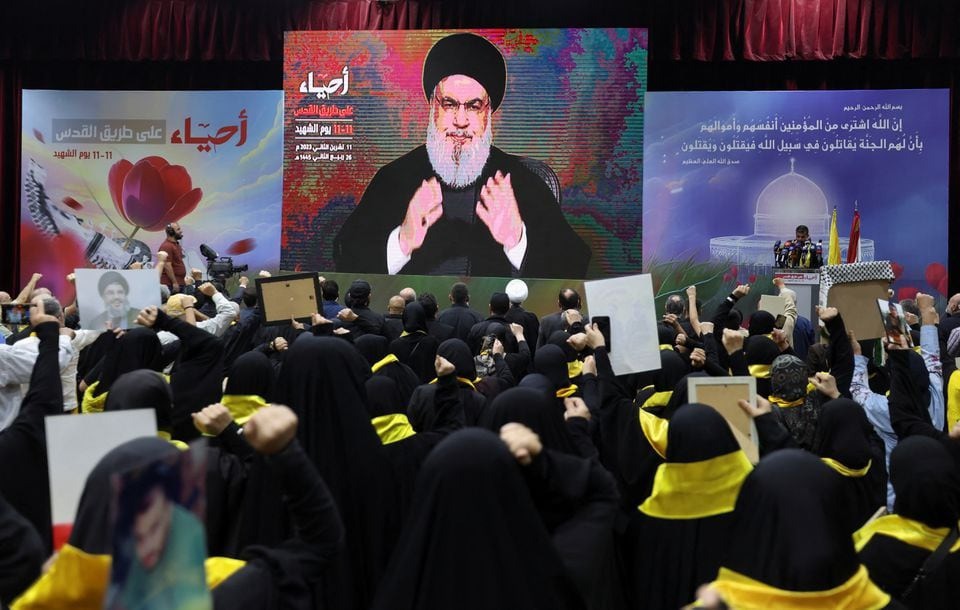 Đám đông người ủng hộ đứng nghe thủ lĩnh Hezbollah Sayyed Hassan Nasrallah phát biểu ngày 11/11 ở vùng ngoại ô thủ đô Beirut, Lebanon. Ảnh: Reuters