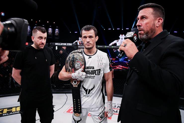 Usman Nurmagomedov (giữa) ở sự kiện Bellator 300