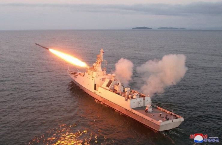 Triều Tiên phóng tên lửa hành trình từ tàu hải quân hồi tháng 8. Ảnh: KCNA