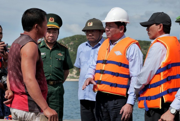 Chủ tịch UBND tỉnh Ninh Thuận trao đổi với người dân để giải quyết vướng mắc tại vịnh Vĩnh Hy. Ảnh: T.X