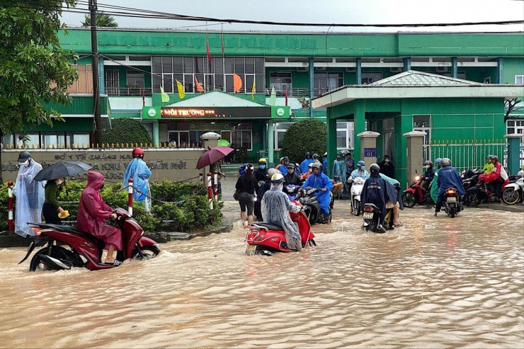 Bà Nguyễn Thị Hai (ngụ huyện Đại Lộc) chăm nuôi người nhà ở bệnh viện cho hay đêm qua, mưa rất lớn. “Sáng nay, ra trước cổng bệnh viện mênh mông nước, hàng chục xe máy, ô tô không qua được” - theo bà Hai.
