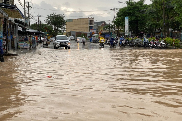 Theo Đài khí tượng thủy văn tỉnh, trong 24 giờ qua, các địa phương có mưa, mưa vừa, có nơi mưa to. Cơ quan này cảnh báo từ ngày 15 đến ngày 17-11, các địa phương sẽ ghi nhận lượng mưa phổ biến từ 200 - 300mm, có nơi trên 400mm.