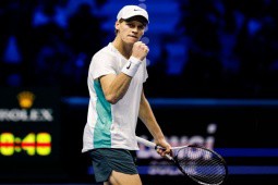 Video tennis Sinner - Tsitsipas: Khai thác điểm yếu, chiến thắng đầu tay (ATP Finals)
