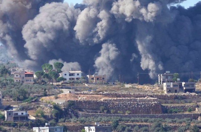 Khói đen bốc lên từ cuộc không kích của Israel vào vùng ngoại ô Aita al-Shaab ở miền nam Li-băng. (Ảnh: AP)