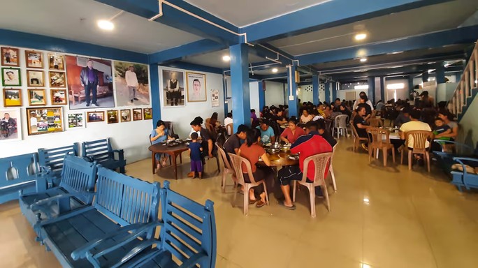 Gần 200 thành viên của gia đình lớn nhất thế mỗi bữa ăn hết 80 kg gạo. Ảnh: Straits Times