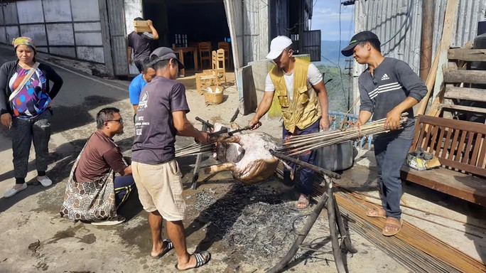 Cả con heo lớn cũng không đủ cho một bữa ăn ở gia đình lớn nhất thế giới tại Ấn Độ. Ảnh: Straits Times