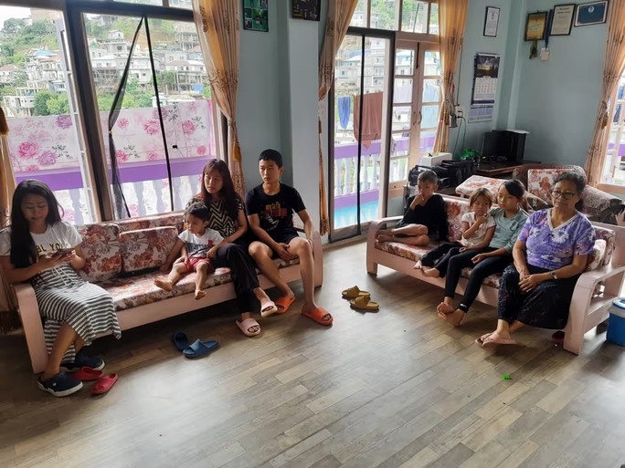 Bà Zathiangi (ngoài cùng bên phải), người vợ đầu tiên trong số 39 người vợ của ông Ziona, cùng một số đứa cháu, có người hơn 40 tuổi. Ảnh: Straits Times