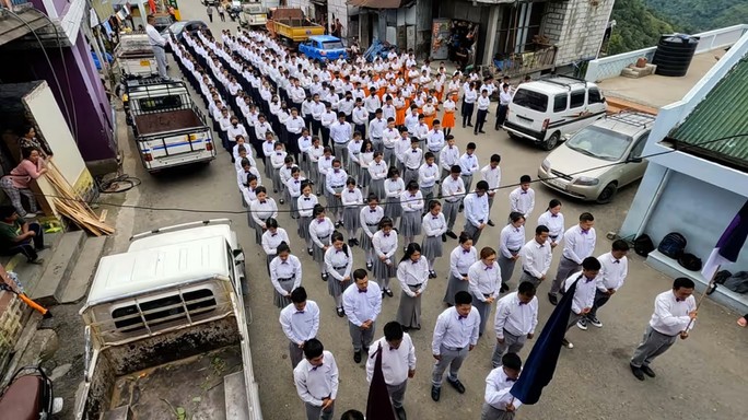 Các thành viên giáo phái Chhuan Thar Kohhran do ông Ziona sáng lập tụ tập trước nhà chuẩn bị cho buổi lễ cầu nguyện. Ảnh: Straits Times