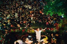 Nam ca sĩ khiến hàng nghìn người kéo đến ''náo loạn'' phố đi bộ Hà Nội, “sợ vợ“ nhất Vbiz