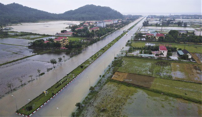 Mưa lớn kéo dài từ đêm 12 đến sáng 13/11, khiến nhiều nơi trên địa bàn tỉnh Hà Tĩnh như huyện Can Lộc, Lộc Hà... bị ngập cục bộ, có nhiều nơi ngập sâu 0,5-0,8m.