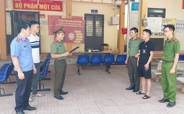 Cơ quan An ninh điều tra, Công an tỉnh Tuyên Quang đọc Lệnh bắt tạm giam bị can đối với Trần Bình Giang (dấu X).