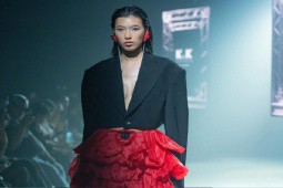 Chân dài từng diễn cho Gucci, Dolce&Gabbana: Tôi không thích tư duy “hỗ trợ“ của NTK Việt