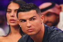 Ronaldo đi xem boxing cũng không yên, khó chịu vì bị khán giả la ó