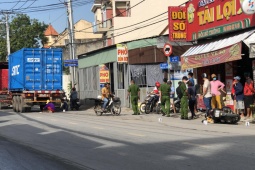 Tin tức trong ngày - TPHCM: Nữ giáo viên tử vong dưới gầm xe container, chồng khóc ngất bên cạnh