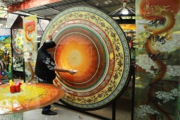 Tin tức trong ngày - Gặp gỡ “thầy phù thủy” trong làng điêu khắc tranh kính Việt Nam