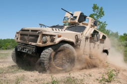 Media - Sức mạnh xe bọc thép JLTV của Mỹ được trang bị súng, bệ phóng tên lửa