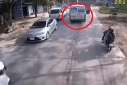 Tin tức trong ngày - Clip: Hãi hùng với cảnh xe khách 16 chỗ chạy “điền vào chỗ trống”, suýt gặp đại họa