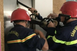 Tin tức trong ngày - CLIP: Phá thang máy đưa 9 người mắc kẹt ra ngoài ở TP HCM