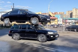 Tin tức ô tô - Video: Toyota Land Cruiser "cõng" Maybach S-Class đi bát phố