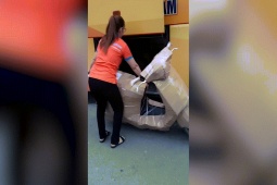 Xe máy - Xe đạp - Clip: Cô gái "lực sĩ" bê cả xe máy nhét vào cốp ô tô trong "phút mốt"