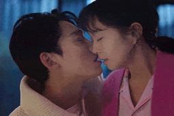 Phim - "Nữ hoàng cảnh nóng" yêu trai trẻ kém 10 tuổi vẫn chưa hot bằng cặp đôi "Hoàng tử - Lọ Lem"