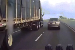 Ô tô - Clip: 5 lưu ý quan trọng khi lái xe trên cao tốc gần với xe tải