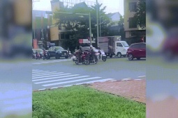 Xe máy - Xe đạp - Clip: Khi "tri kỷ" lâu ngày gặp nhau, hồn nhiên dừng giữa đường nói chuyện
